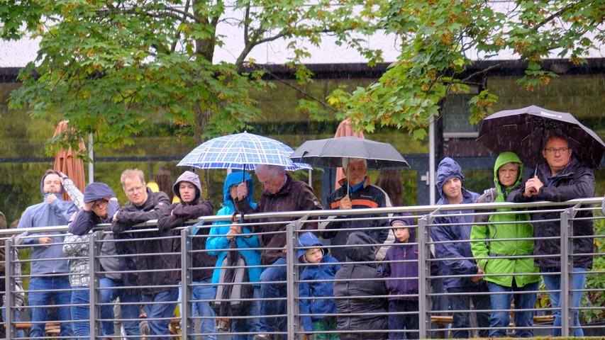 Die Zuschauer trotzten auch dem Regen. Wegen der Niederschläge musste das Fischerstechen sogar vorübergehend unterbrochen werden.