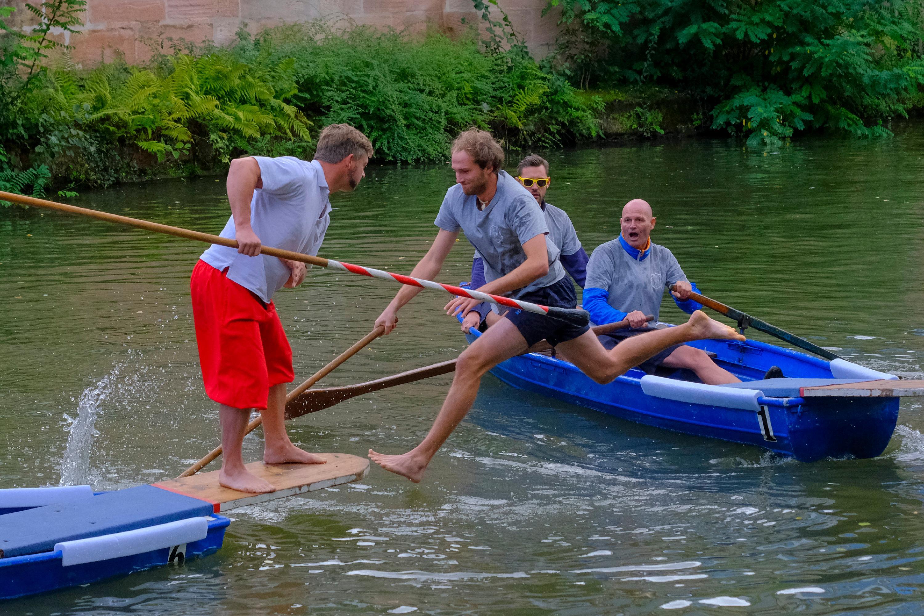 Auf den wackeligen Brettern kann es ganz schön rutschig werden.