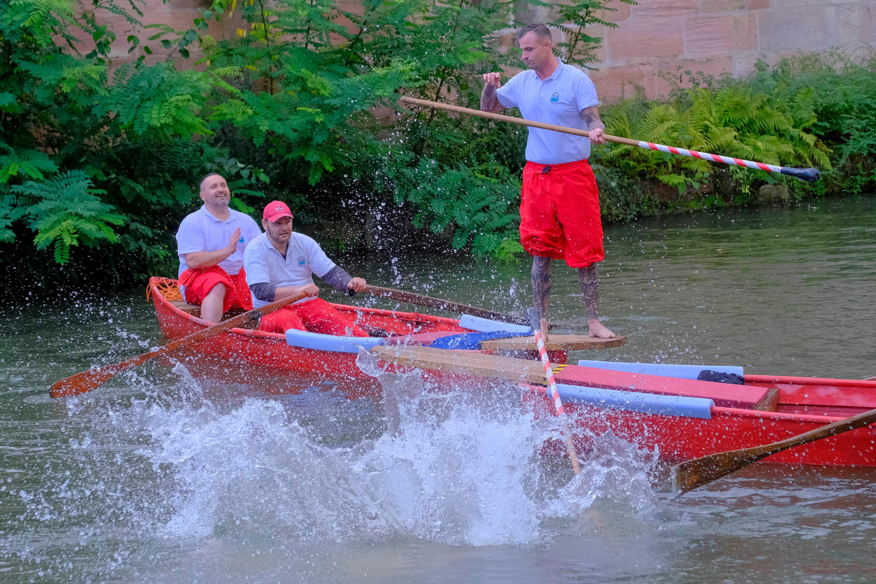 Zum Schutz der Teilnehmer sind die Holzstangen vorne mit Kunststoff ummantelt - auch das soll Verletzungen vermeiden.