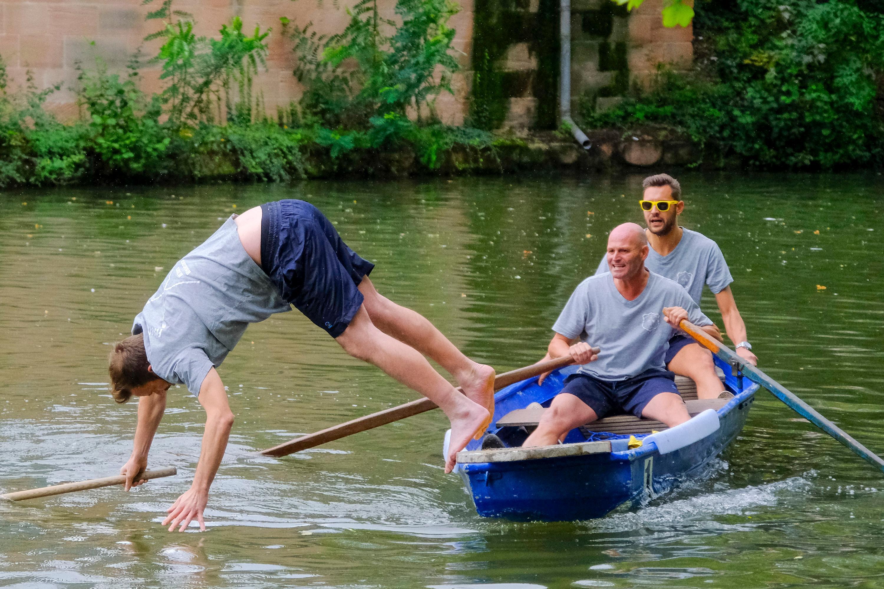 Mancher stürzt dann kopfüber ins Wasser.