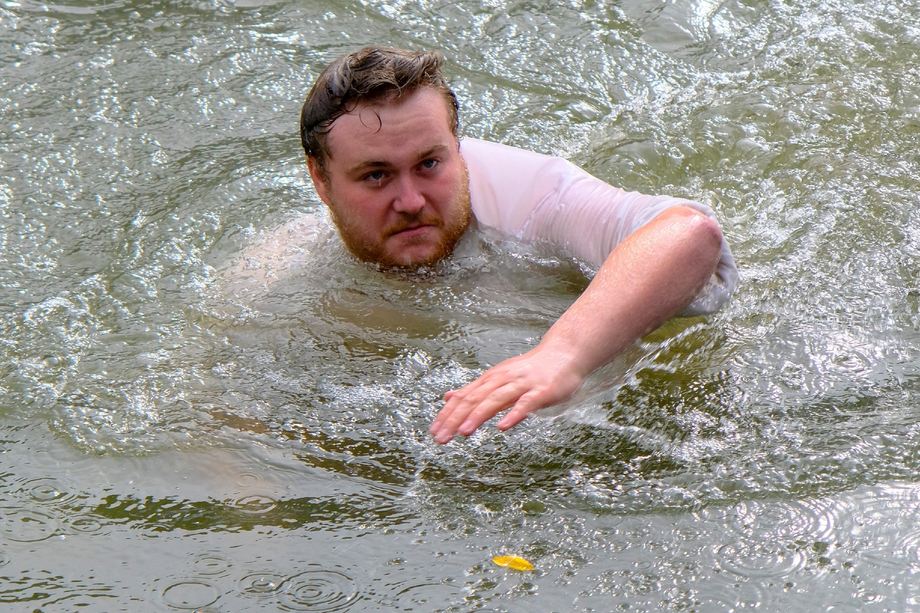 In voller Montur heißt es dann an Land schwimmen.