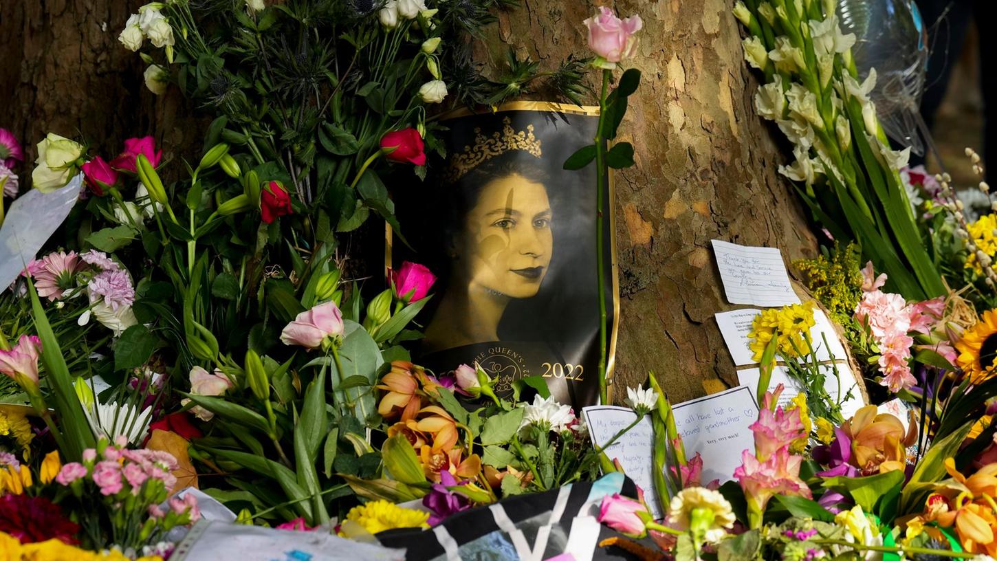 Trauernde haben vor den Toren des Buckingham Palastes in London Blumen abgelegt, um Königin Elizabeth II. die letzte Ehre zu erweisen.