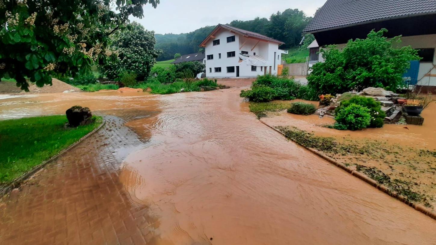 Im Juni 2021 wurden nach einem Starkregen in der Gemeinde Pilsach, hier im Ortsteil Wünn, Straßen und Auffahrten überflutet.
