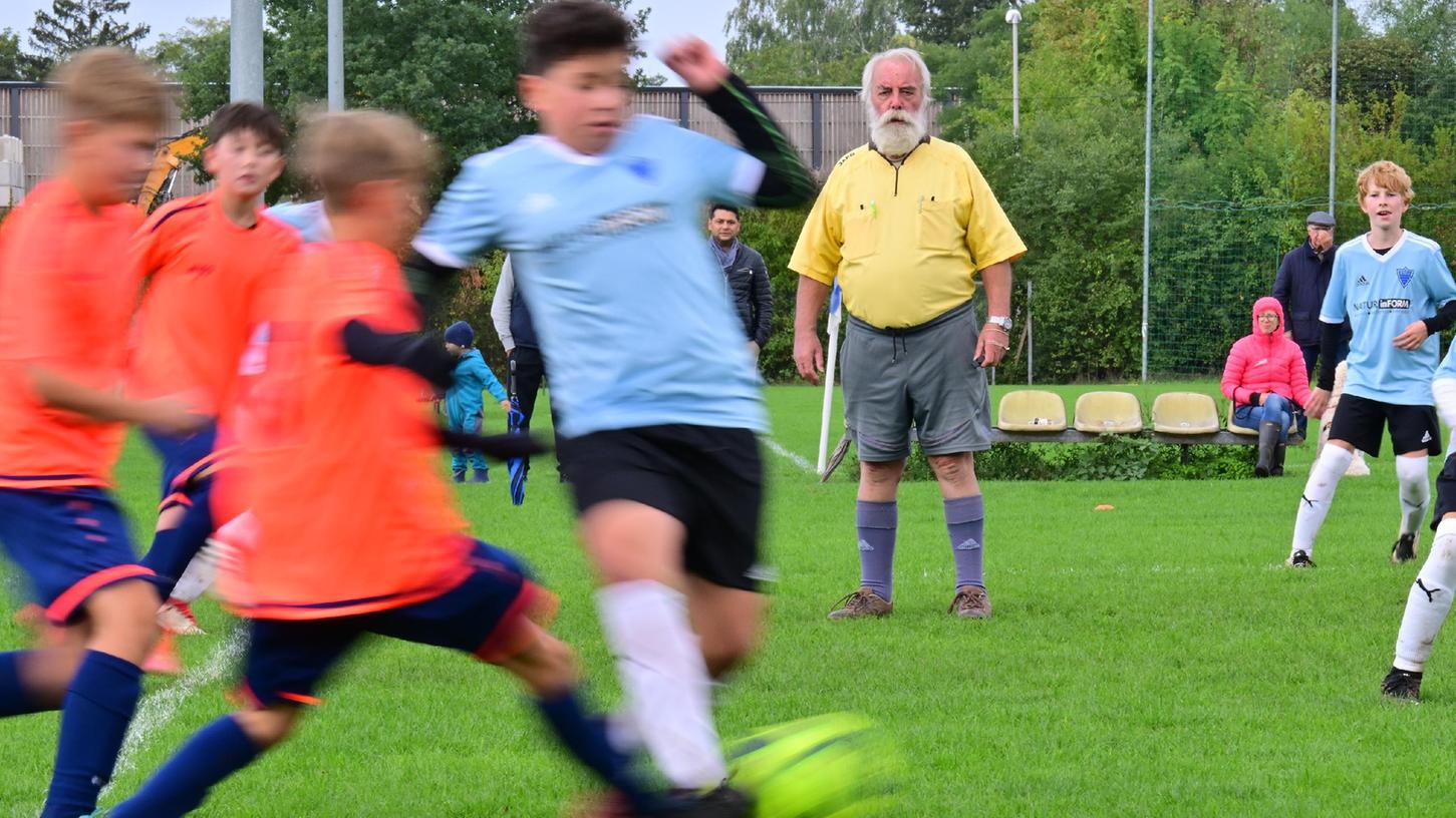 Spaß am Spiel und Regelkunde: Der 81-Jährige Alfred Schleinkofer pfeift seit über 60 Jahren Spiele im Amateur- und Jugendfußball.
Spaß am Spiel und Regelkunde: Der 81-Jährige Alfred Schleinkofer pfeift seit über 60 Jahren Spiele im Amateur- und Jugendfußball.