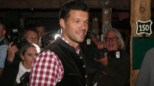 Der Fußballer und ehemaliger Nationalspieler Michael Ballack feiert den Start des Oktoberfestes im Käferzelt.