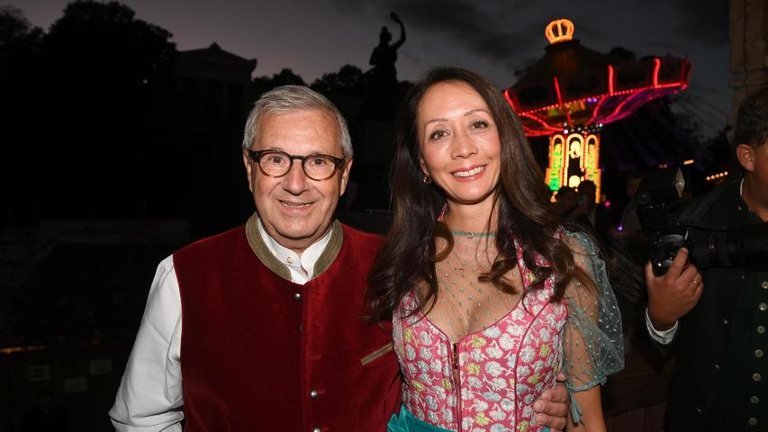 Fernsehmoderator und ehemaliger Tagesschau-Sprecher Jan Hofer und seine Frau Phong Lan genießen ebenfalls das bayerische Lebensgefühl auf dem Oktoberfest.