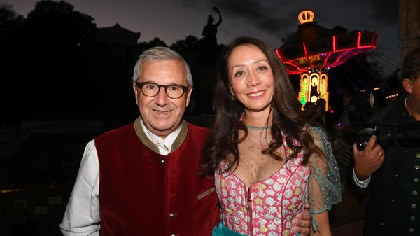 Fernsehmoderator und ehemaliger Tagesschau-Sprecher Jan Hofer und seine Frau Phong Lan genießen ebenfalls das bayerische Lebensgefühl auf dem Oktoberfest.