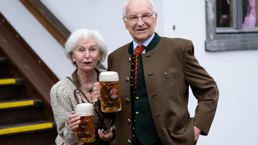 Mischte sich als Ehrengast unter die Bayern-Kicker: Edmund Stoiber (CSU), ehemaliger bayerischer Ministerpräsident, und seine Frau Karin
