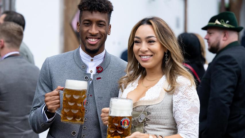 Kingsley Coman reiste mit seiner Frau Sabrajna an - sie vergnügten sich im Käferzelt, wo die Bayern-Stars gemeinsam anstießen. 