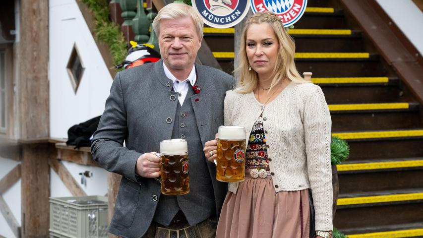 Vorstandschef Oliver Kahn, der schon so manches Oktoberfest in München erlebt hat, kam mit seiner Frau Svenja ins Käferzelt. 
