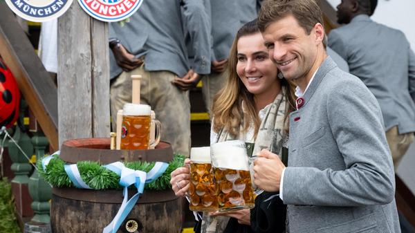 Begleitet von seiner Frau Lisa war auch Thomas Müller auf der Münchner Wiesn am Start und genoss seine Maß.