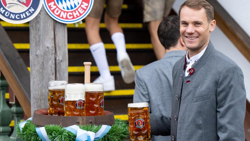 Gut gelaunt in die Kamera gelächelt. FC Bayerns Torwart mit der Nr. 1 Manuel Neuer.
