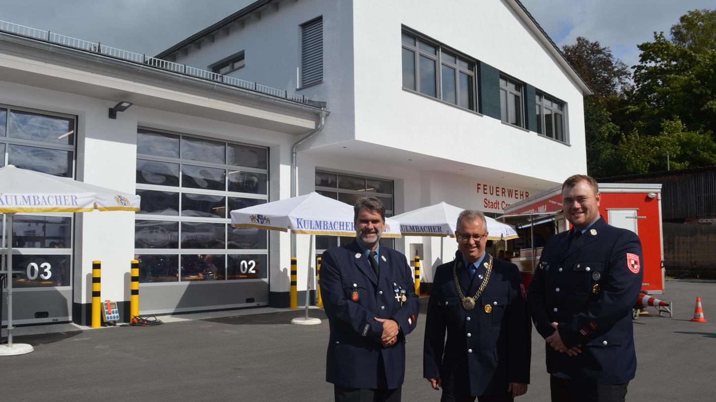 Bürgermeister Martin Dannhäußer (Mitte) und die beiden Kommandanten, Marion Tauber (links) und Paul Reichstein (rechts) sind froh, dass das neue Feuerwehrhaus auf dem ehemaligen Suspa-Gelände fertig ist.
Bürgermeister Martin Dannhäußer (Mitte) und die beiden Kommandanten, Marion Tauber (links) und Paul Reichstein (rechts) sind froh, dass das neue Feuerwehrhaus auf dem ehemaligen Suspa-Gelände fertig ist.