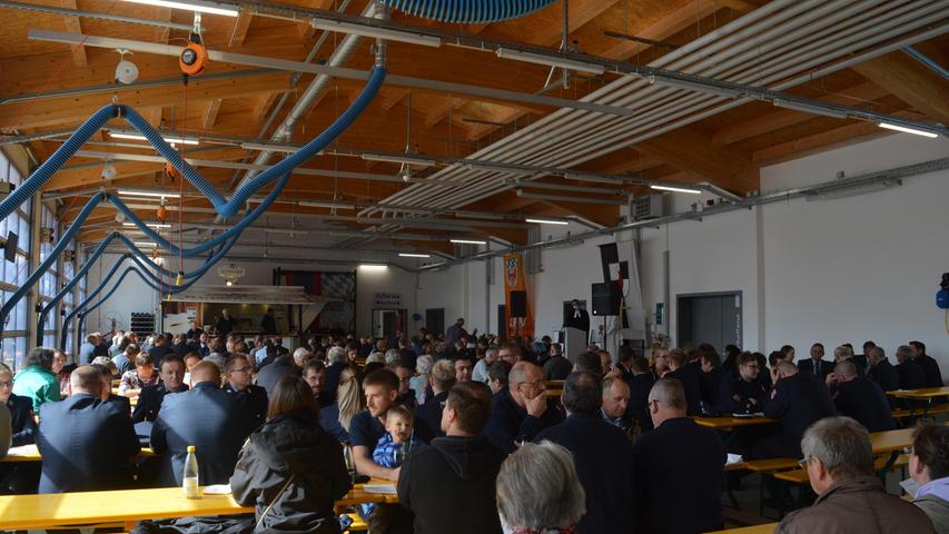 Voll besetzt war bei der Einweihung am Samstag die Fahrzeughalle des neuen Gerätehauses.