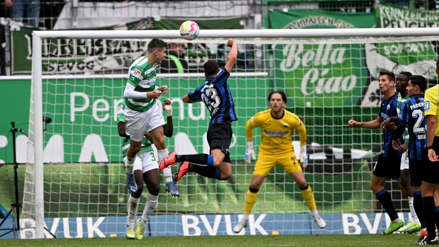 Fürths Damian Michalski (l) trifft per Kopf zum 1:0 gegen den SC Paderborn. Fürths Damian Michalski (l) trifft per Kopf zum 1:0 gegen den SC Paderborn.