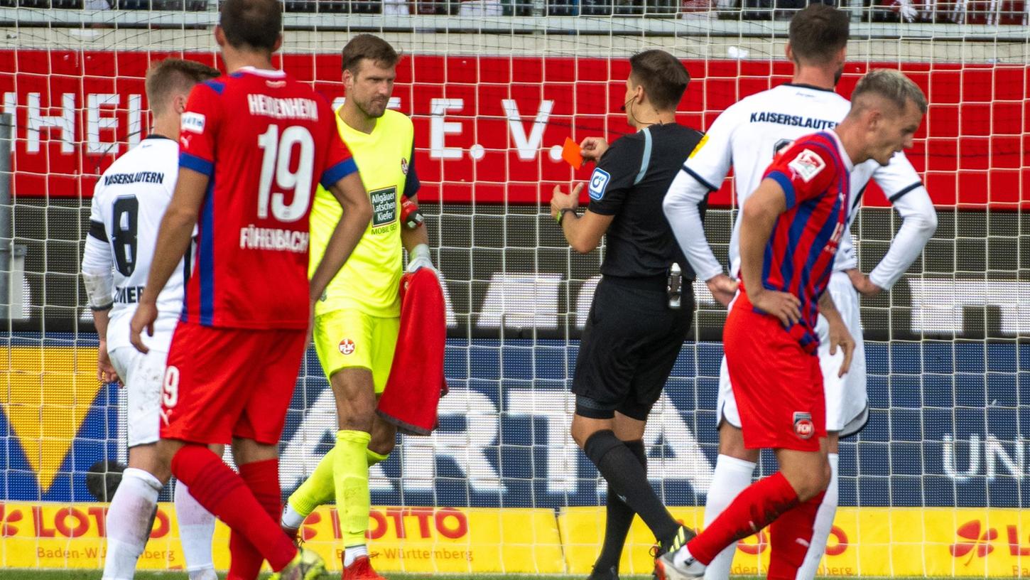 Kaiserslauterns Torwart Andreas Luthe sah nach einer Notbremse die Rote Karte.