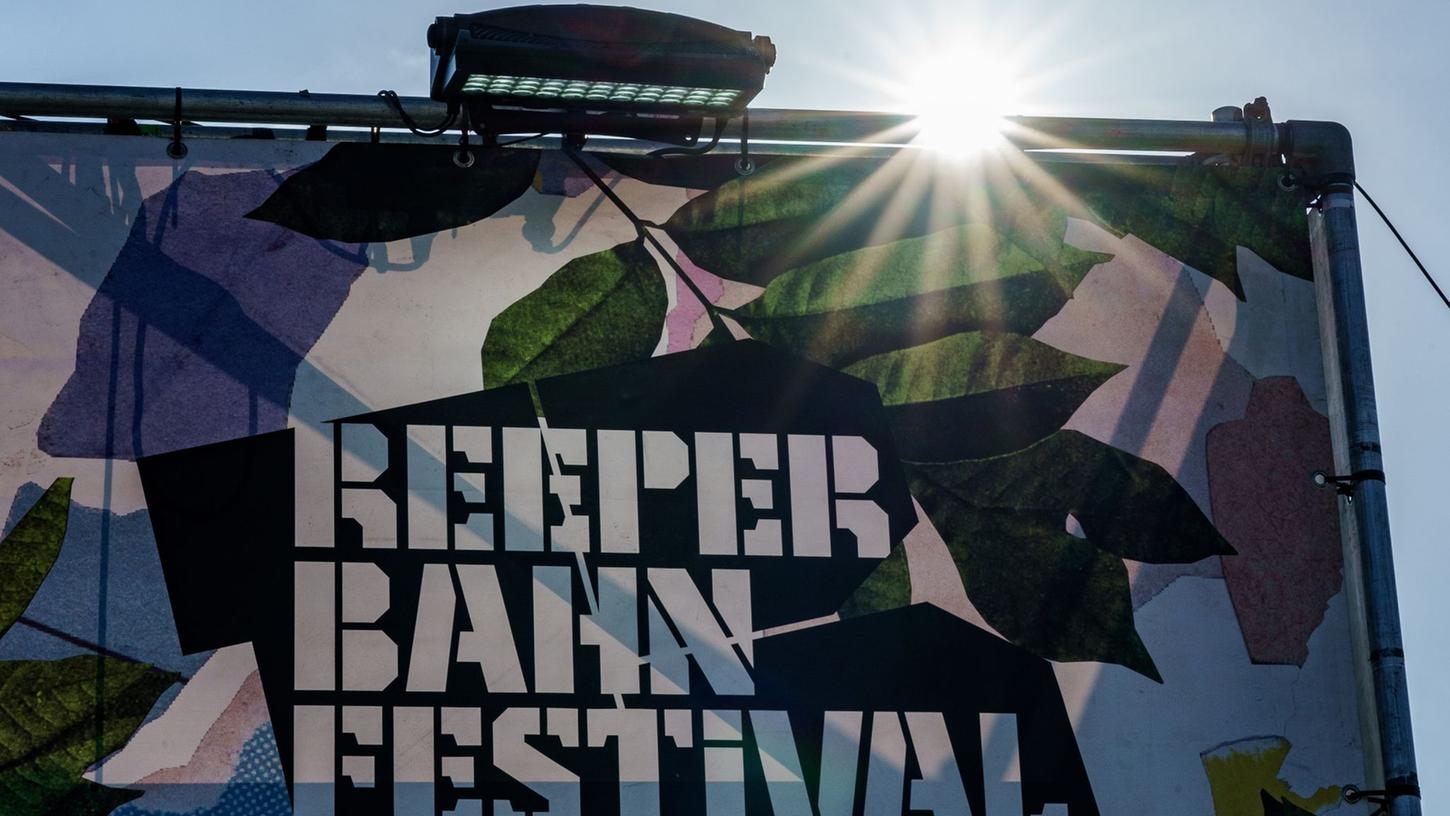 Die Sonne scheint über einem Logo des Reeperbahn-Festivals. Das Festival lockt wieder Musikfreunde nach Hamburg. Es ist auch Branchentreff.