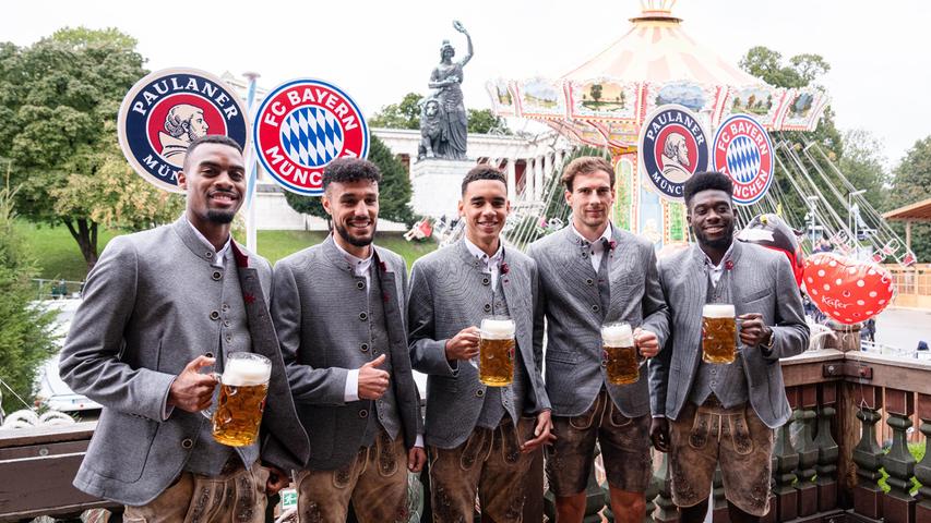 Ein Bild, das sich zu jedem Oktoberfest wiederholt. Bayernspieler in Lederhosen vor dem Bierzelt aufgereiht.