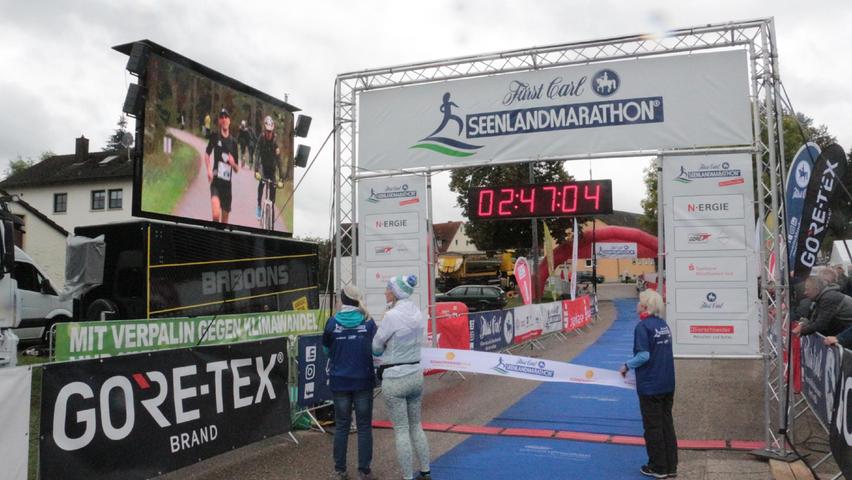 Auf der Großbild-Leinwand am Pleinfelder Festplatz konnten die Zuschauer das spannende Rennen um den Marathonsieg mitverfolgen.