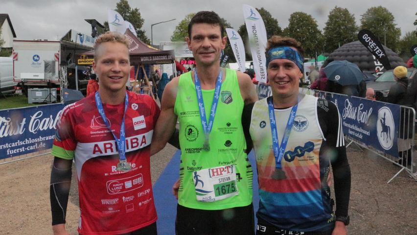 Florian Halmheu, Stefan Böllet und Andreas "Böller" Sichert belegten die Plätze 2, 1 und 3 beim Halbmarathon der Männer.