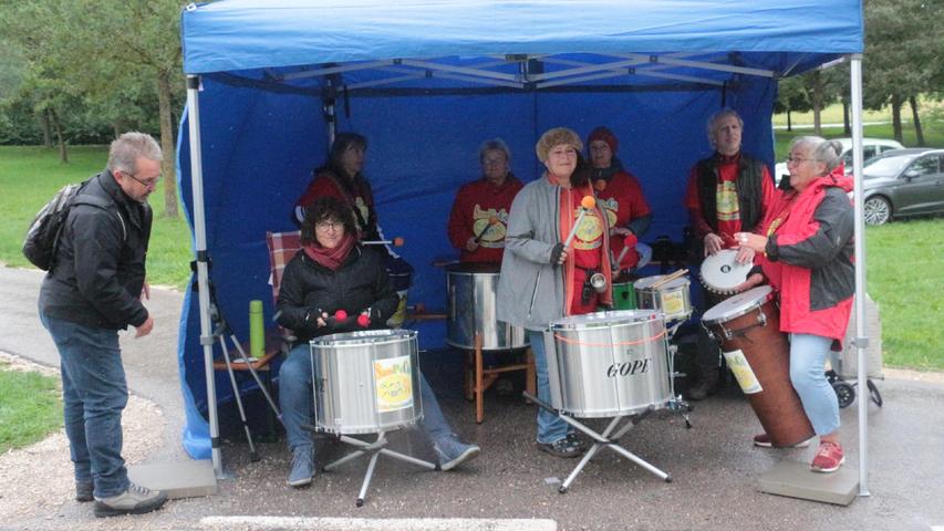 Mehrere Trommlergruppe - wie hier in Ramsberg - peitschten die Marathonis an.