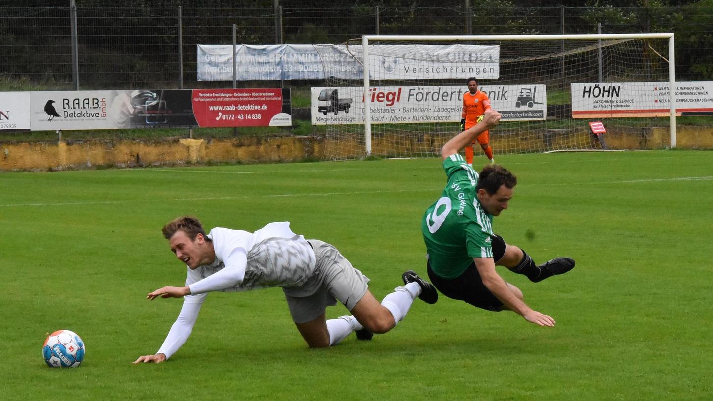 Klares Unentschieden: Wendelsteins Oliver Schwalb (links) und Gredings Daniel Schlupf liefern sich ein intensives Duell um den Ball.
Klares Unentschieden: Wendelsteins Oliver Schwalb (links) und Gredings Daniel Schlupf liefern sich ein intensives Duell um den Ball.