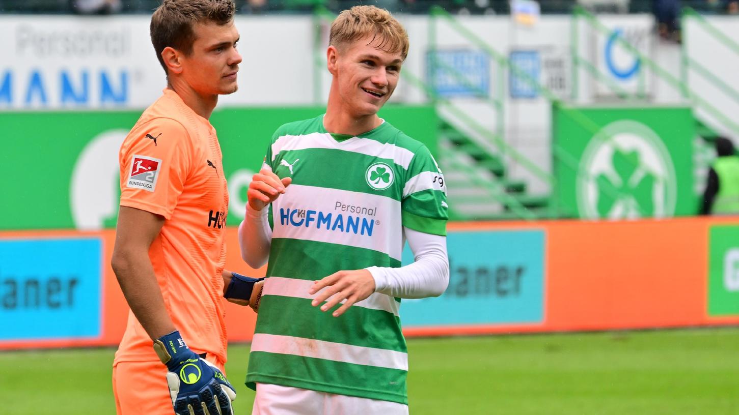 Glückliche Sieger: Leon Schaffran und der mal wieder sehr auffällige Marco John.
Glückliche Sieger: Leon Schaffran und der mal wieder sehr auffällige Marco John.
