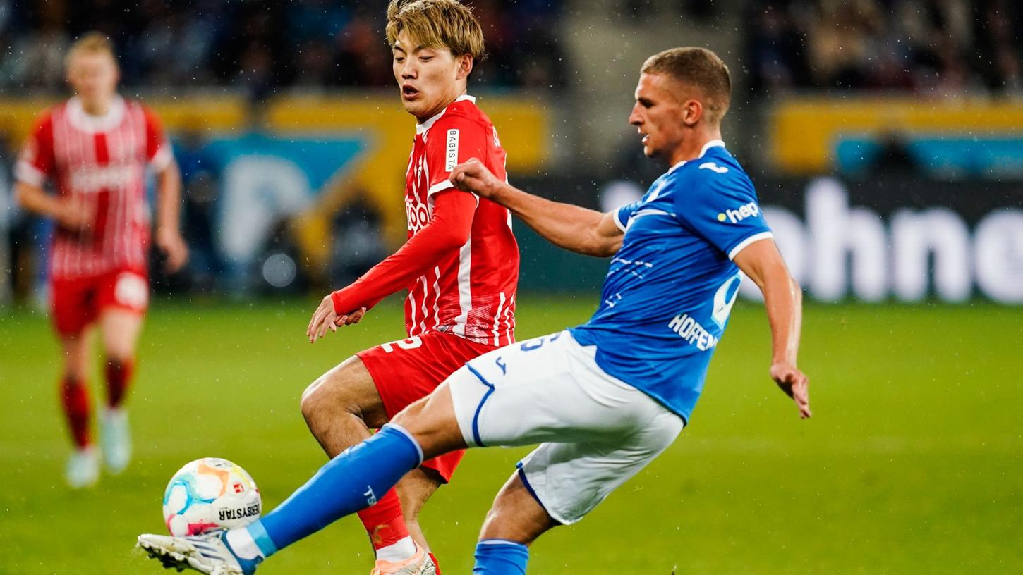 Hoffenheims Grischa Prömel (r) kommt vor Freiburgs Ritsu Doan an den Ball. Hoffenheims Grischa Prömel (r) kommt vor Freiburgs Ritsu Doan an den Ball.