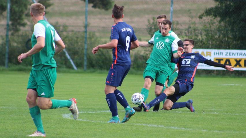 Dominik Krois (rechts) hatte die größte Chance bei der 0:3-Niederlage des SVW gegen Uffenheim. Sein Kopfball verfehlte knapp das Ziel, im Gegenzug fiel das 0:1.