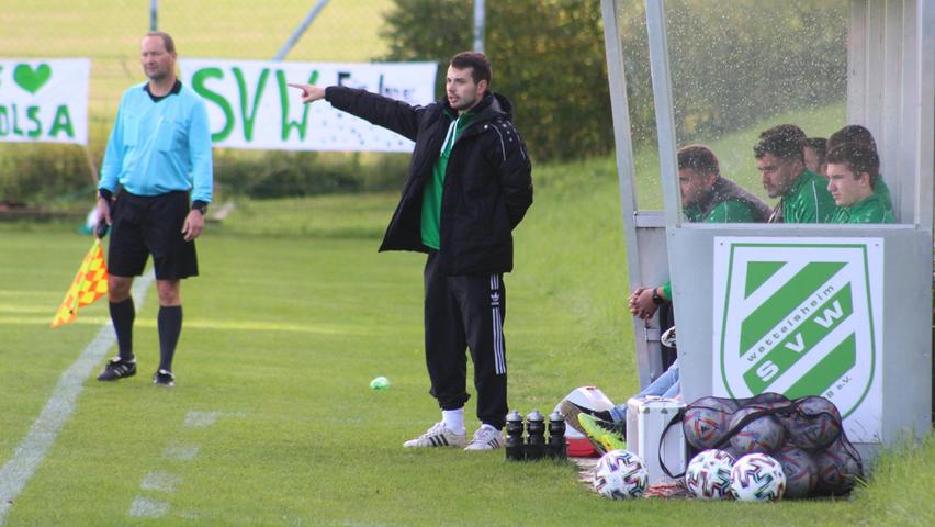 Spielertrainer Julian Dürnberger verfolgte das Spiel verletzungsbedingt von der Bank aus. 