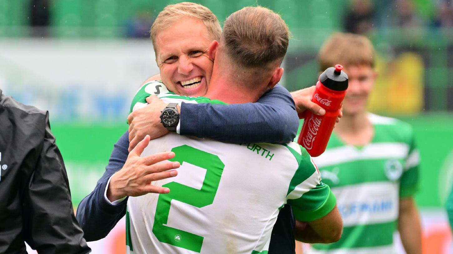 Komm' in meine Arme, Simon: Marc Schneider herzte nach dem 2:1 gegen Paderborn jeden seiner Spieler.
Komm' in meine Arme, Simon: Marc Schneider herzte nach dem 2:1 gegen Paderborn jeden seiner Spieler.