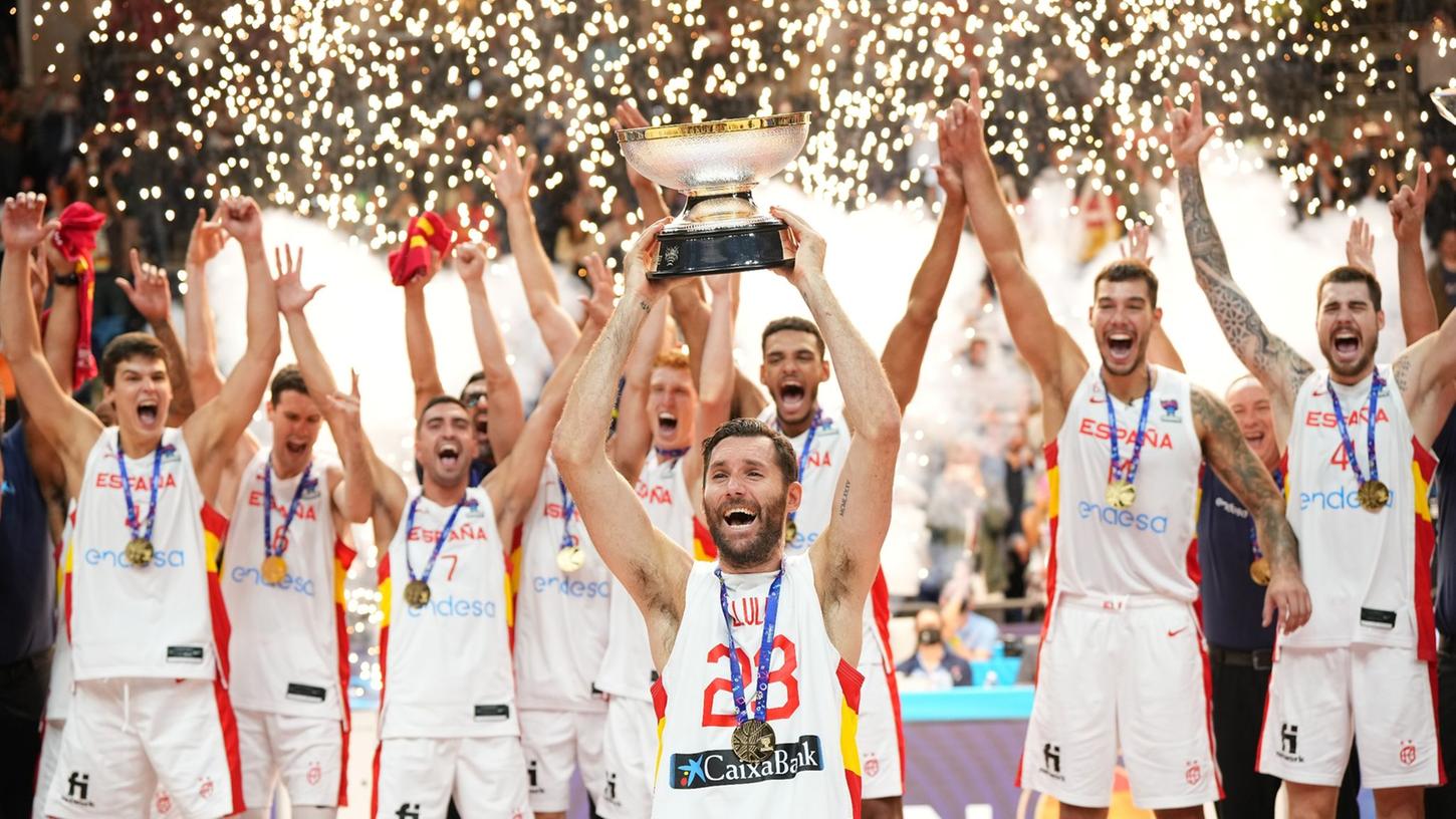 Die Spanier bejubeln den Europameister-Titel. Die Spanier bejubeln den Europameister-Titel.