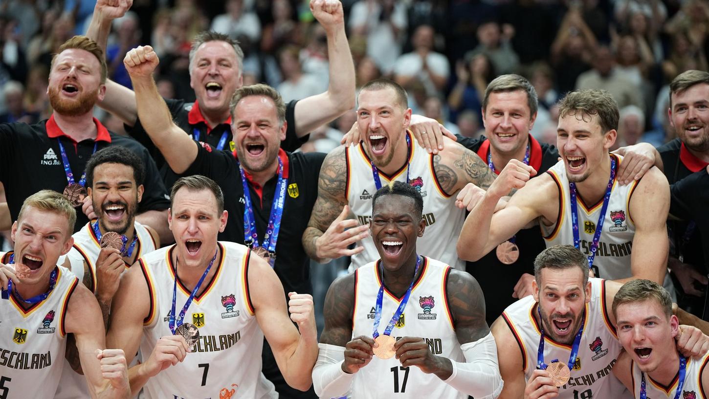 Da sind die Dinger: Dennis Schröder und seine Kollegen bejubeln EM-Bronze. Da sind die Dinger: Dennis Schröder und seine Kollegen bejubeln EM-Bronze.