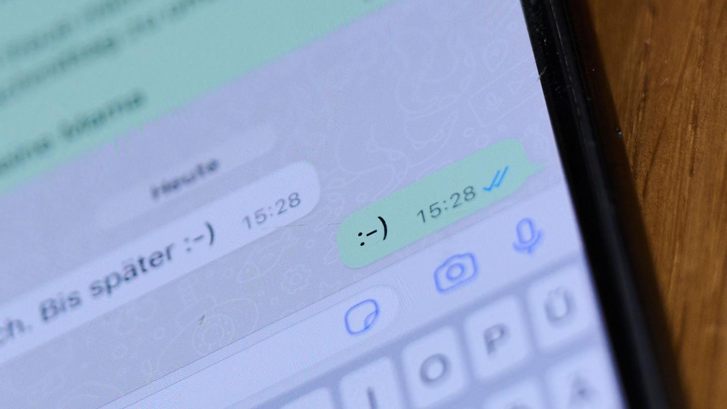 Das auf der Seite liegende lachende Gesicht trat 2022 vor 40 Jahren von einer US-Universität aus seinen Siegeszug um die digitale Welt an. Das auf der Seite liegende lachende Gesicht trat 2022 vor 40 Jahren von einer US-Universität aus seinen Siegeszug um die digitale Welt an.