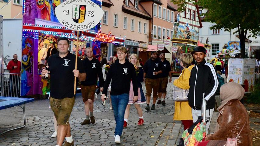 Auch die Kärwaboum und -madli aus Wolkersdorf marschierte beim Umzug anlässlich der Herbstkirchweih mit.
