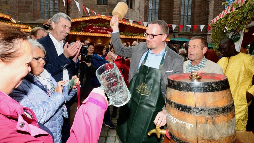 Den Holzhammer schwang traditionsgemäß Oberbürgermeister Peter Reiß.
