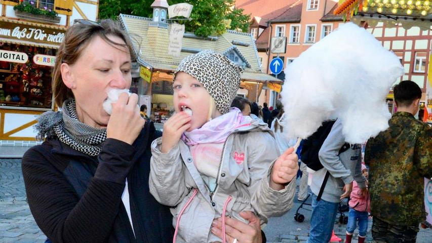 Ohne Zuckerwatte kein Volksfest! Natürlich durfte dieses traditionelles Naschwerk auch bei der Schwabacher Herbstkirchweih nicht fehlen. Wie zu sehen ist, schmeckt es Mama und Tochter.