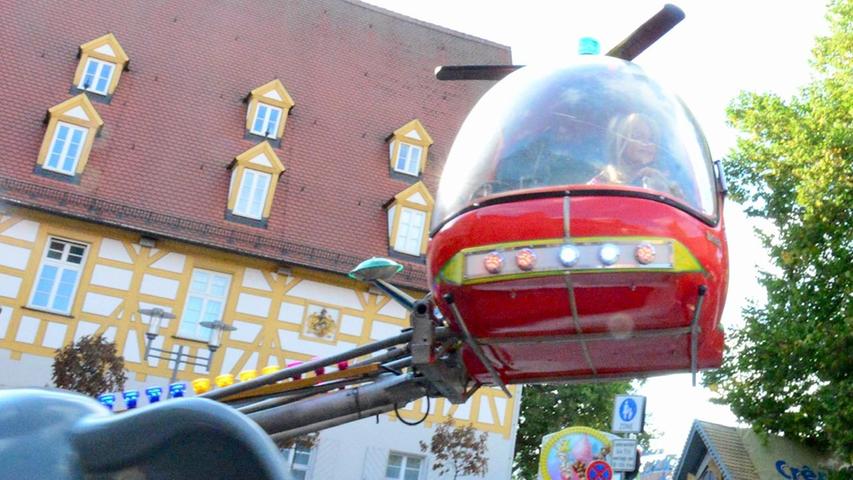 Vielleicht nicht ganz "über den Wolken", aber immerhin über dem Kirchweihplatz schwebt der Hubschrauber am Kinderkarussell.
