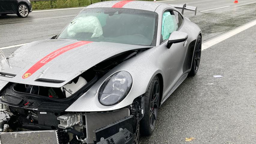 Unfall bei Regen: 24-Jähriger fährt Porsche in Bayern zu Schrott Unfall bei Regen: 24-Jähriger fährt Porsche in Bayern zu Schrott