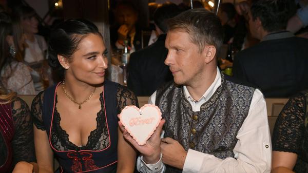 Oliver Pocher hatte für seine Frau Amira im Käfer-Zelt sichtbar für alle viel Liebe im Gepäck. Was hier direkt auffällt: In diesem Jahr setzt Frau häufiger auf einen neuen Dirndl-Trend: Nun wird auch hier auf schwarz und schlicht zurückgegriffen. Steht Ihnen auf jeden Fall gut, Frau Pocher!