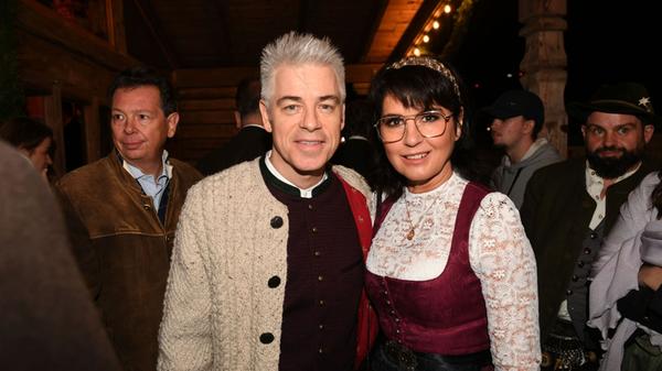 Auch Michael Mittermeier schaute mit seiner Frau Gudrun im Käfer-Zelt vorbei.