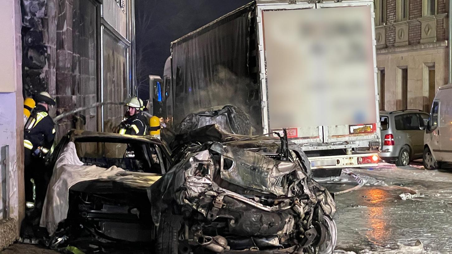 Zahlreiche Autowracks stehen in der Fürther Hardstraße - hier richtete ein Mann mit seinem Laster im Februar Chaos an.
Zahlreiche Autowracks stehen in der Fürther Hardstraße - hier richtete ein Mann mit seinem Laster im Februar Chaos an.