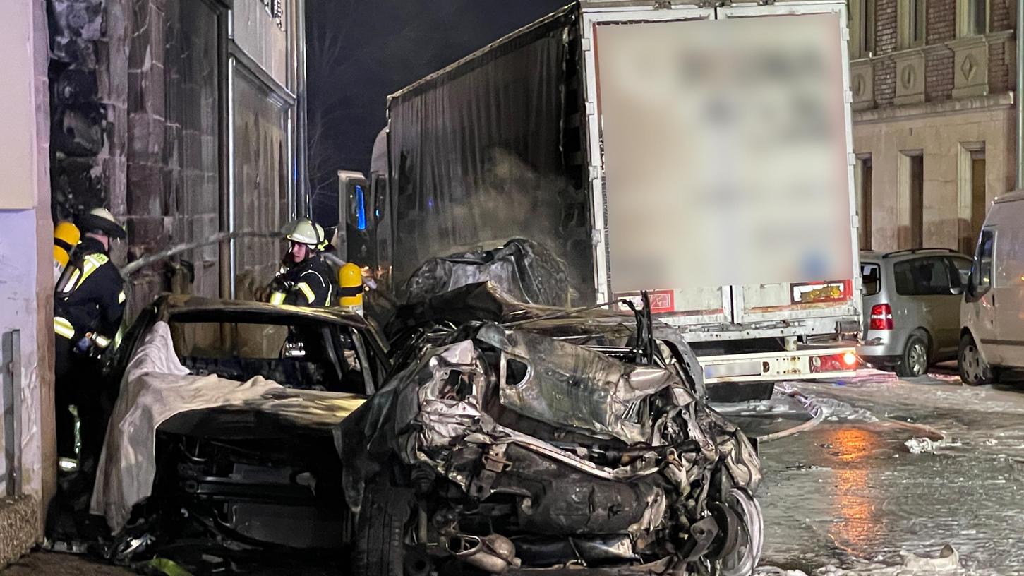 Zahlreiche Autowracks stehen in der Fürther Hardstraße - hier richtete ein Mann mit seinem Laster im Februar Chaos an. 