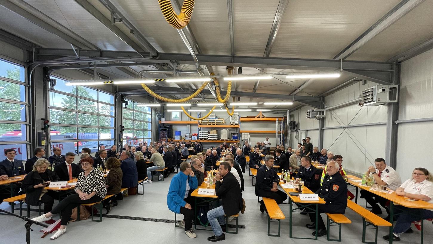 Viele Kameraden kamen zur Einweihung des neuen Feuerwehrgerätehauses in Igelsdorf zusammen.