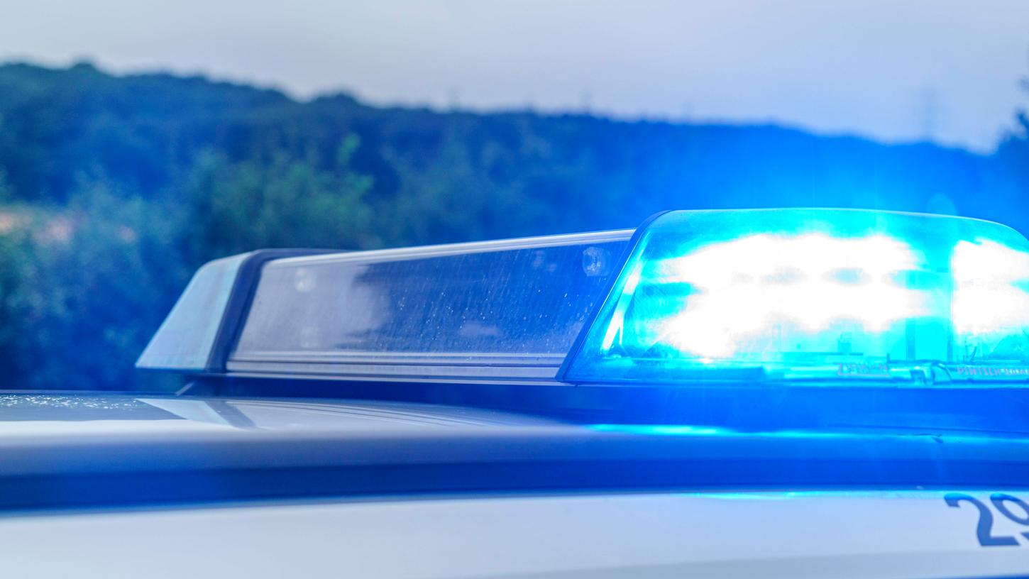 Die Kriminalpolizei Bayreuth hat Ermittlungen wegen Diebstahls und Brandstiftung aufgenommen.
