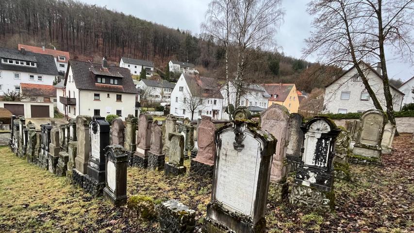 Anlässlich des Gedenktags des 9. Novembers geht es mit dem Verein für interkulturelle Begegnung zum jüdischen Friedhof.
Anlässlich des Gedenktags des 9. Novembers geht es mit dem Verein für interkulturelle Begegnung zum jüdischen Friedhof.