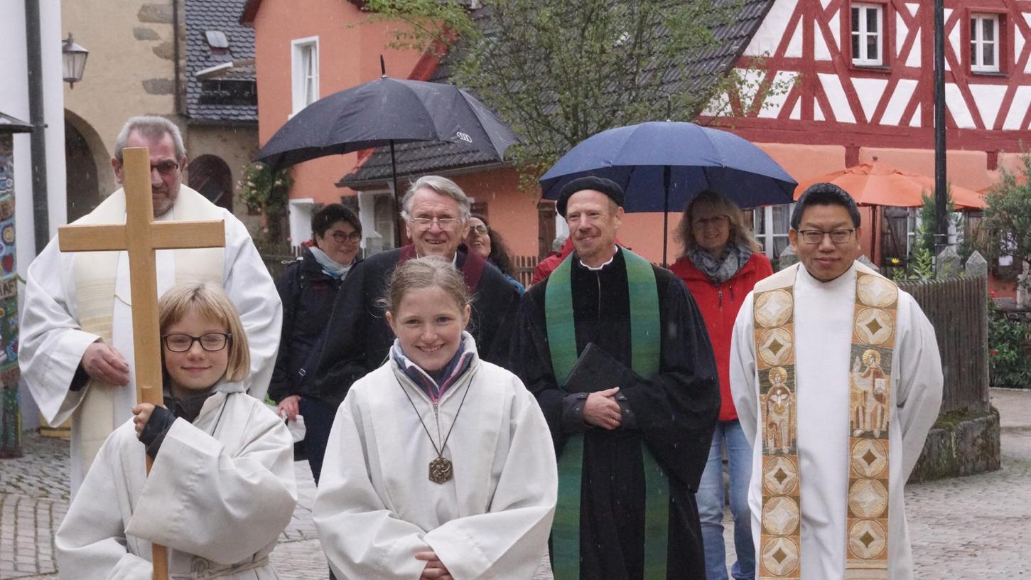 Wenigstens einen kleinen Pilgerzug zur Kirche machten (vorne v.r.) Pater Samuel Patton, Pfarrer Matthias Öffner, Helmut Porsch und Pfarrer Josef Hell. Im Hintergrund Regina Schrembs (r.) und Dr. Christine Senger (l.).