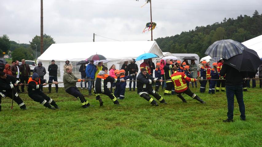 Sieben Feuerwehren traten gegeneinander an.
Sieben Feuerwehren traten gegeneinander an.