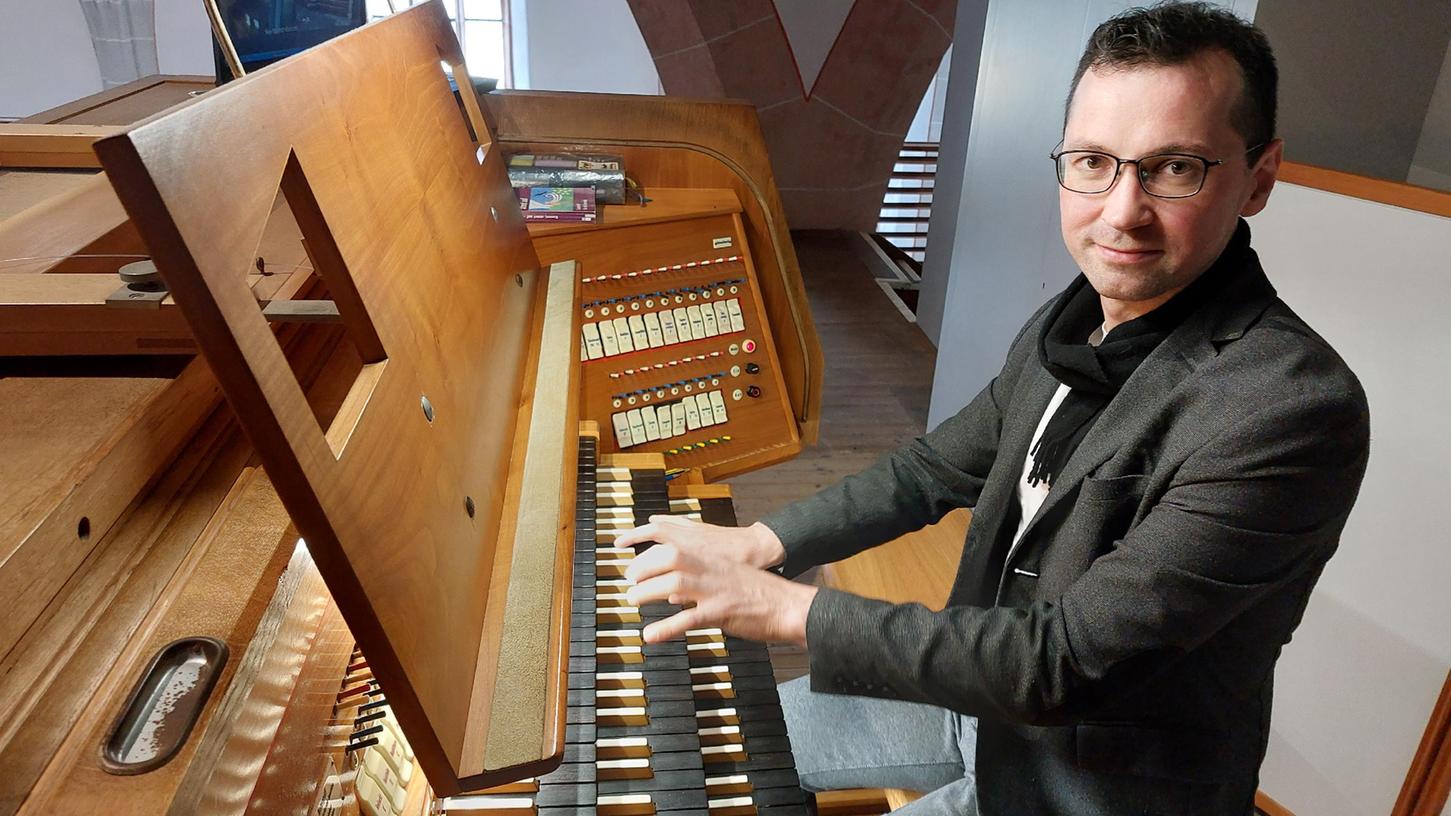 "Das ist ein sehr schönes Instrument", sagt Zoltan Suho-Wittenberg über die Orgel der Schwabacher Stadtkirche.
"Das ist ein sehr schönes Instrument", sagt Zoltan Suho-Wittenberg über die Orgel der Schwabacher Stadtkirche.