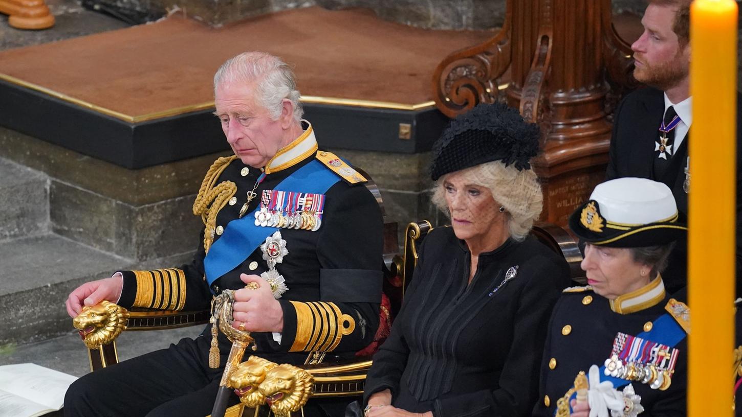 König Charles III. in der Westminster Abbey. Neben ihm seine Frau, Königsgemahlin Camilla, sowie Prinzessin Anne; dahinter Prinz Harry.
